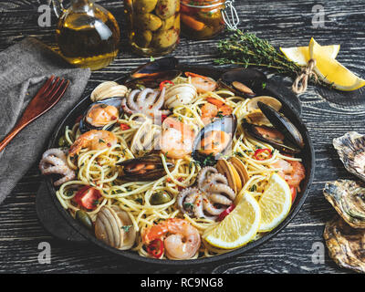 Gekochten Nudeln mit Muscheln, Garnelen, Tintenfische, Muscheln Tomate auf der Pfanne, Spaghetti Stockfoto