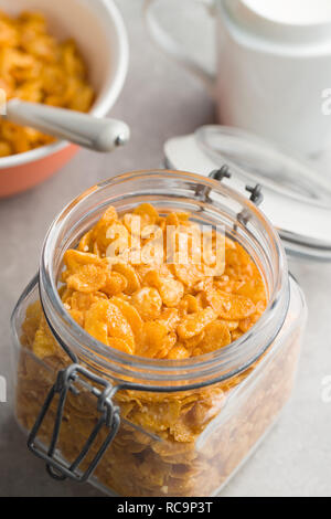 Müsli oder Cornflakes in den jar. Stockfoto