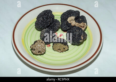 Schwarze Trüffel auf dem Tisch Stockfoto