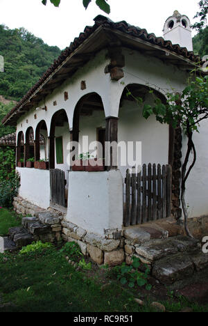 Traditionelle Landschaft Einfamilienhauses aus Osteuropa Serbien. Stockfoto