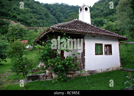 Traditionelle Landschaft Einfamilienhauses aus Osteuropa Serbien. Stockfoto