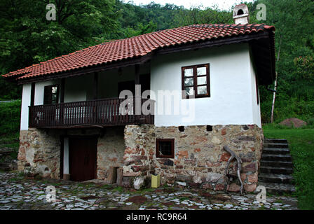 Traditionelle Landschaft Einfamilienhauses aus Osteuropa Serbien. Stockfoto