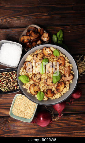 Risotto mit Pilzen, frischen Kräutern und Parmesan und Basilikum Stockfoto