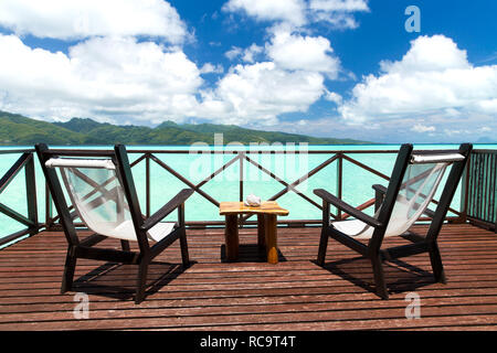 Zwei Chaiselongues auf der Terrasse in Französisch-Polynesien Stockfoto