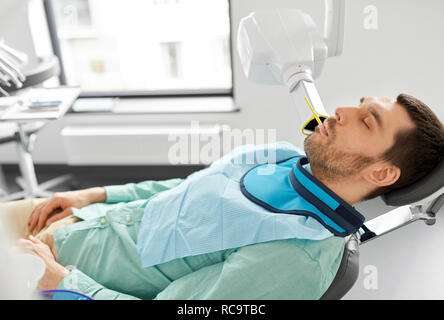 Patienten mit x-ray Scannen auf zahnmedizinische Klinik Stockfoto