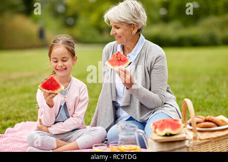 Großmutter und Enkelin an Picknick im Park Stockfoto