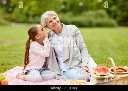 Großmutter und Enkelin an Picknick im Park Stockfoto