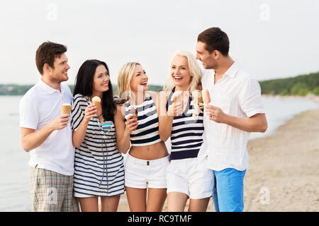 Gerne freunden Eis essen am Strand Stockfoto