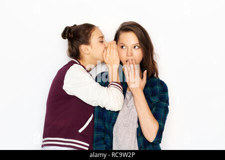 Jugendmädchen klatschen oder teilen Geheimnisse Stockfoto