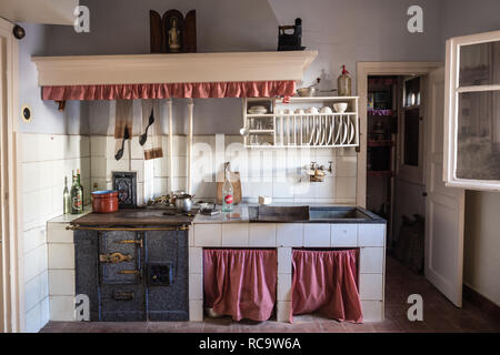 Alte Herd mit Wasserkocher. Küche Interieur mit Vintage Küchenutensilien. Alte Pfannen Stockfoto