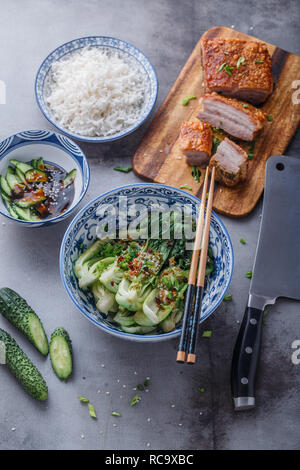 Unter Rühren braten, würzigen Bok choy auf einer Platte. nach oben Ansicht von oben Stockfoto