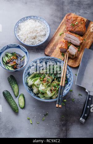 Chinesische Küche wokgemüse Bok Choy und knuspriger Schweinebauch Stockfoto