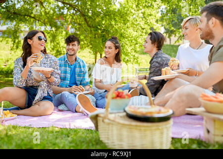 Gerne Freunde essen Sandwiches zum Sommer Picknick Stockfoto