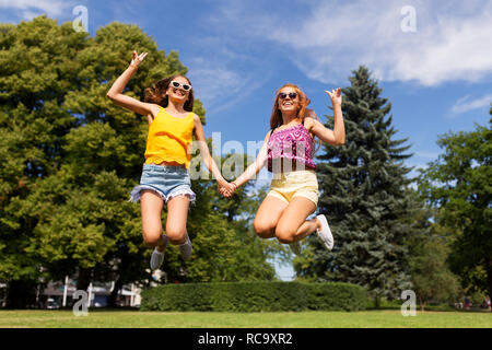 Happy Jugendmädchen springen im Sommer Park Stockfoto