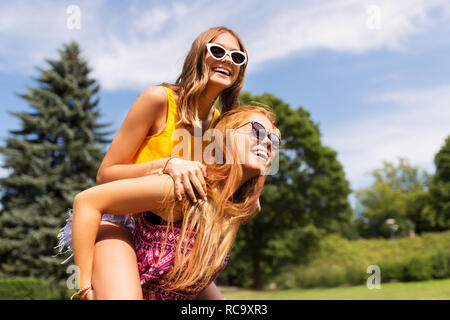 Glückliches Mädchen Spaß am Sommer, Park Stockfoto