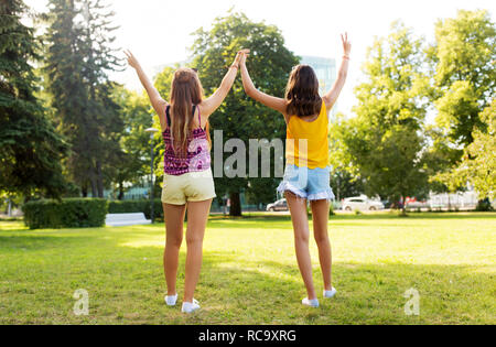 Mädchen im Teenageralter, Frieden hand Zeichen im Park Stockfoto