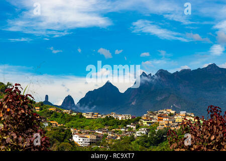 Kleine Stadt auf dem Hügel und die Berge im Hintergrund. Stadt Teresópolis, Stadtteil Jardim Meudon, Bundesstaat Rio de Janeiro, South Ameri Stockfoto