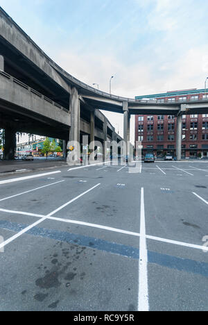 Ein Parkplatz auf der rechten Seite des alaskischen Weise Viaduct in Seattle. Stockfoto