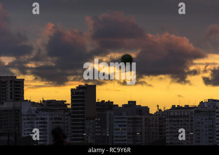 2019, Januar. Rio de Janeiro, Brasilien. Menschen spielen Fußball am Strand bei Sonnenuntergang, in Copacabana. Stockfoto