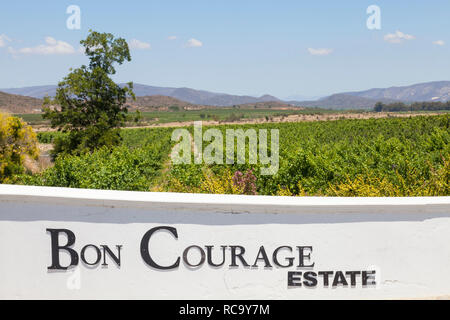 Zeichen mit Blick auf die Weinberge auf Bon Courage Weingut, Route 62, Robertson, Western Cape, Südafrika, einem beliebten Weingut im Breede River Valley Stockfoto