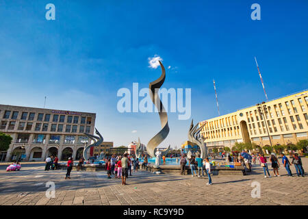 Guadalajara, Jalisco, Mexiko - 14 April 2018: Guadalajara Plaza Tapatia und berühmten quetzalcoatl Skulptur und Brunnen Stockfoto