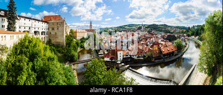 Panorama des Vltava River Bend und Cesky Krumlov Schloss, Altstadt und St. Vitus Kirche, Cesky Krumlov, Tschechische Republik Stockfoto