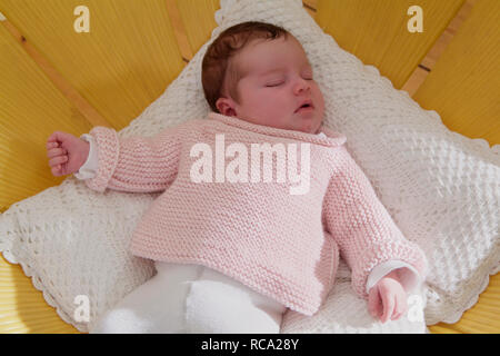 Neugeborenes Baby Balatonfüred in einem Kissen, das Art ist 12 Tage alt | New Born Baby liegend auf einem Kissen - das Baby ist 12 Tage alt. Stockfoto