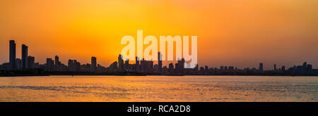 Skyline von Kuwait City bei Sonnenuntergang. Stockfoto