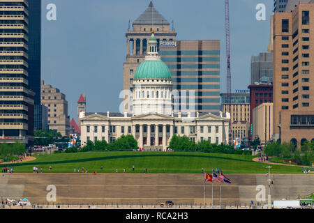 Saint Louis, MO, Vereinigte Staaten - 19. Mai 2018: Aufnahme des Old Courthouse in St. Louis Missouri, liegt direkt vor der Gateway Arch. Stockfoto