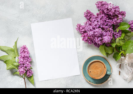 Leer für Text, Morgen Kaffee schwarz, und Strauß lila Flieder. Ansicht von oben. Feder. Blick von oben. Stockfoto