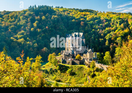 Burg Eltz im Herbst. Deutschland Stockfoto