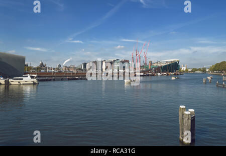 Amsterdam, Niederlande, Oktober 09, 2018: Blick aus fernen auf NEMO Museum und das Stadtbild Stockfoto