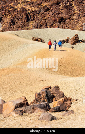 Touristen, die in der Las Minas de San Jose, die Bergwerke des heiligen Joseph, in der Las Canadas del Teide National Park, Teneriffa, Kanarische Inseln, Spanien Stockfoto