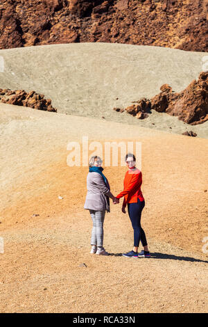 Touristen, die in der Las Minas de San Jose, die Bergwerke des heiligen Joseph, in der Las Canadas del Teide National Park, Teneriffa, Kanarische Inseln, Spanien Stockfoto