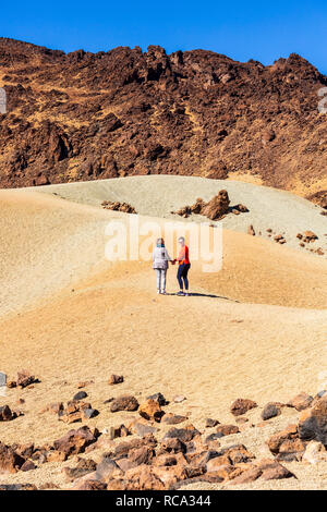 Touristen, die in der Las Minas de San Jose, die Bergwerke des heiligen Joseph, in der Las Canadas del Teide National Park, Teneriffa, Kanarische Inseln, Spanien Stockfoto