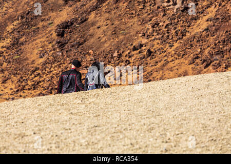 Touristen, die in der Las Minas de San Jose, die Bergwerke des heiligen Joseph, in der Las Canadas del Teide National Park, Teneriffa, Kanarische Inseln, Spanien Stockfoto