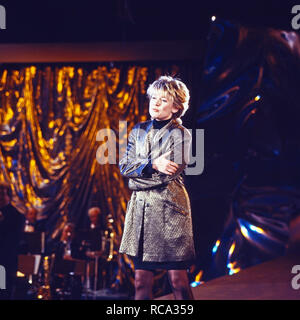 Gitte Haenning, dänische Sängerin, bei einem Auftritt in der Musiksendung "Liedercircus', Deutschland 1988. Dänischen Sängerin Gitte Haenning in Deutschen TV, Deutschland 1988. Stockfoto