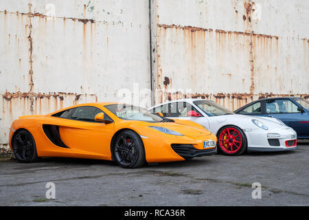 2011 Mclaren und Porsche 911 GT3 RS im Bicester Heritage Center Sonntag Jagtfall. Oxfordshire, England Stockfoto