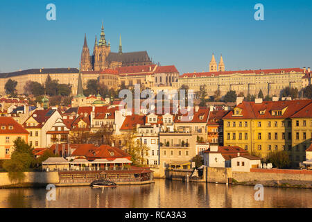 Prag - Karlsbrücke, Schloss und Kathedrale mit der Moldau. Stockfoto