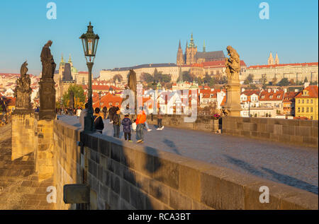 Prag - das Panorama von der Karlsbrücke, Schloss und Kathedrale mit der Moldau. Stockfoto