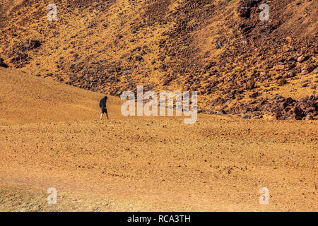 Touristen, die in der Las Minas de San Jose, die Bergwerke des heiligen Joseph, in der Las Canadas del Teide National Park, Teneriffa, Kanarische Inseln, Spanien Stockfoto