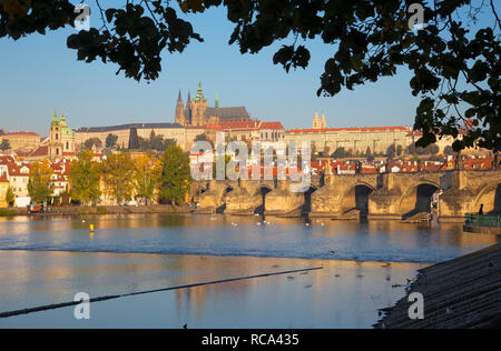 Prag - Karlsbrücke, Schloss und Kathedrale mit der Moldau. Stockfoto