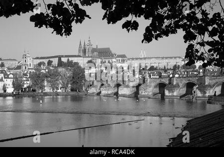 Prag - Karlsbrücke, Schloss und Kathedrale mit der Moldau. Stockfoto