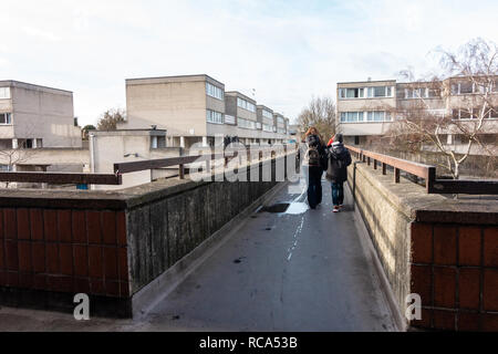 Ein Gehweg um die Gemeinde Royal Gehäuse Entwicklung, ein Dschungel aus Beton in Windsor, Berkshire, Großbritannien Stockfoto