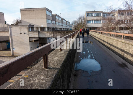 Ein Gehweg um die Gemeinde Royal Gehäuse Entwicklung, ein Dschungel aus Beton in Windsor, Berkshire, Großbritannien Stockfoto