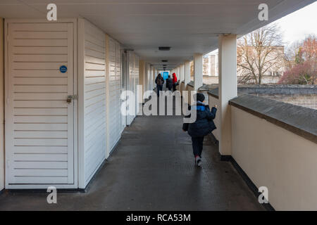 Ein Gehweg um die Gemeinde Royal Gehäuse Entwicklung, ein Dschungel aus Beton in Windsor, Berkshire, Großbritannien Stockfoto