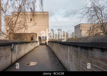 Ein Gehweg um die Gemeinde Royal Gehäuse Entwicklung, ein Dschungel aus Beton in Windsor, Berkshire, Großbritannien Stockfoto