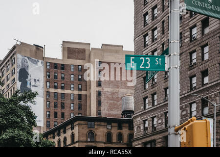 New York, USA - 28. Mai 2018: Straße und Verkehrszeichen auf einer Lamp Post am 23. nd East Street in Manhattan, New York. New York ist eine der am meisten Visite Stockfoto