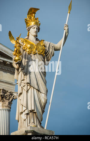 Pallas Athene Statue im österreichischen Parlament, Wien, Österreich. Stockfoto