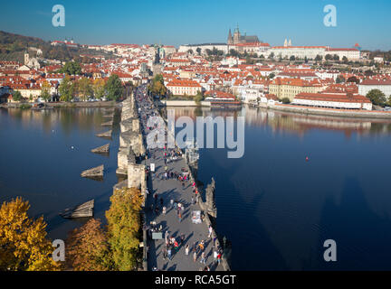 Prag - Karlsbrücke, Schloss und Kathedrale mit der Moldau. Stockfoto